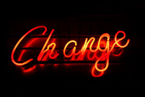Letreiro neon escrito "Change"
