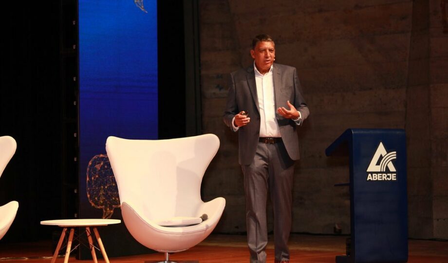 Foto que ilustra matéria sobre o Aberje Trends 2023 mostra Hamilton dos Santos, diretor-executivo da Associação Brasileira de Comunicação Empresarial (Aberje), palestrando no evento.